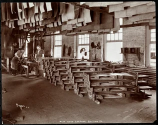 Vista interior de dos hombres trabajando con cuero en la New York Leather Belting Co., Nueva York, 1905